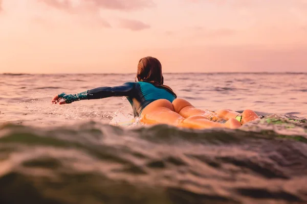 Surfer Kvinna Med Perfekt Kropp Surfbräda Som Flytande Havet Surfing — Stockfoto