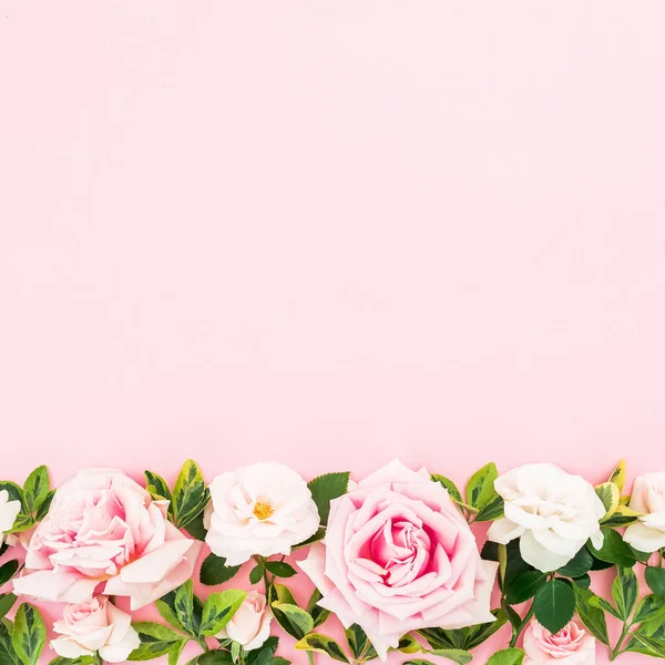 Цветочная Рамка Розами Листьями Розовом Фоне Квартира Лежала Вид Сверху — стоковое фото