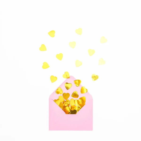 Feestelijke Samenstelling Met Roze Envelop Gouden Confetti Witte Achtergrond Plat — Stockfoto