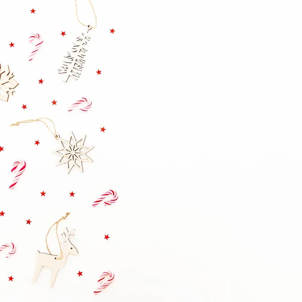Weihnachtskomposition Mit Baumschmuck Schneeflocken Und Zuckerstangen Auf Weißem Hintergrund Flache — Stockfoto