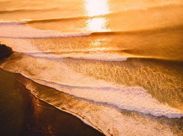 Pôr Sol Quente Brilhante Com Oceano Ondas Ideais Para Surfar — Fotografia de Stock