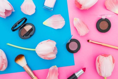 Lale çiçek ve mavi ve pembe arka plan üzerinde kozmetik güzellik kompozisyonu. Üstten görünüm
