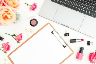dizüstü bilgisayar ve beyaz arka plan üzerinde üstten görünüm izole kadınsı kozmetik pastel pembe güller