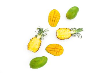 Beyaz arka plan üzerinde izole ananas ve mango meyve yakın çekim 