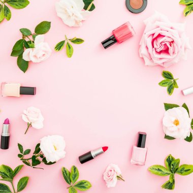 Gül ve kadınsı kozmetik pastel pembe arka plan üzerine çerçeve. üstten görünüm. Sevgililer günü kavramı 