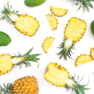 Beyaz arka plan üzerinde ananas ve mango meyve tropikal gıda desen yaptı. Düz yatıyordu, en iyi görünümü 