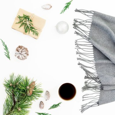 Yılbaşı süsleri ve yaprak dökmeyen ağaç dalları ekose ile kahve Kupası ve hediye kutulu. Yeni yıl kış kare kavramı