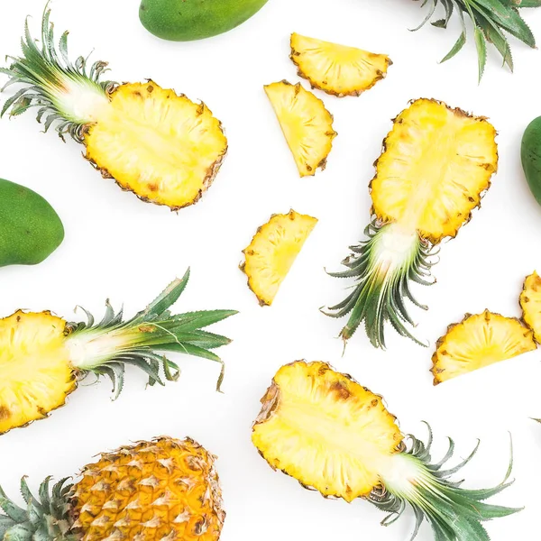 Tropisches Nahrungsmuster Aus Ananas Und Mangofrüchten Auf Weißem Hintergrund Flache — Stockfoto