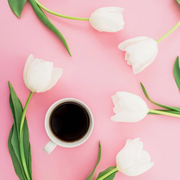 Composición Primavera Con Flores Tulipán Taza Café Sobre Fondo Rosa — Foto de Stock