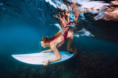 Sörfçü kadın büyük çökmesini dalga altında dalış sörf tahtası ile