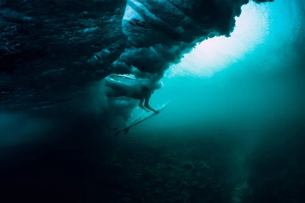 Surferin Taucht Mit Surfbrett Unter Großer Sturzwelle — Stockfoto