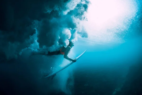 Surfista Mulher Com Prancha Surf Mergulho Sob Grande Onda Batendo — Fotografia de Stock