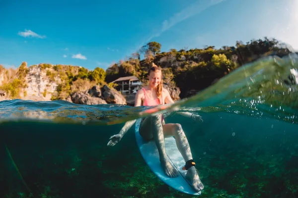 Oturma Okyanus Sörf Tahtası Üzerinde Rahatlatıcı Sörfçü Kadın — Stok fotoğraf
