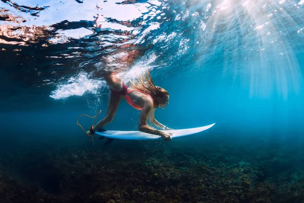Surfista Mulher Biquíni Com Prancha Surf Mergulho Sob Barril Oceano — Fotografia de Stock