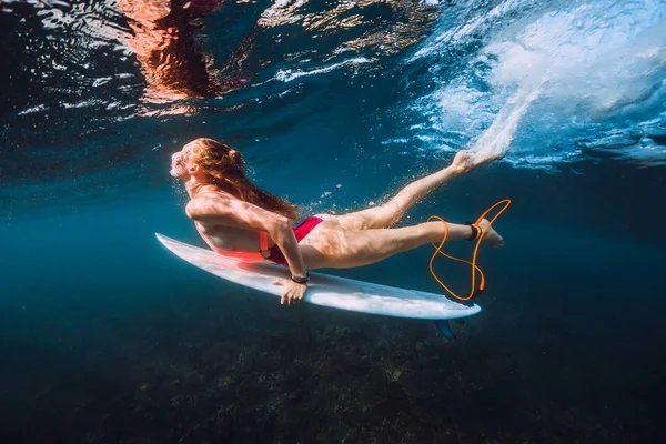 Surfista Mujer Buceo Bajo Ola Del Océano —  Fotos de Stock