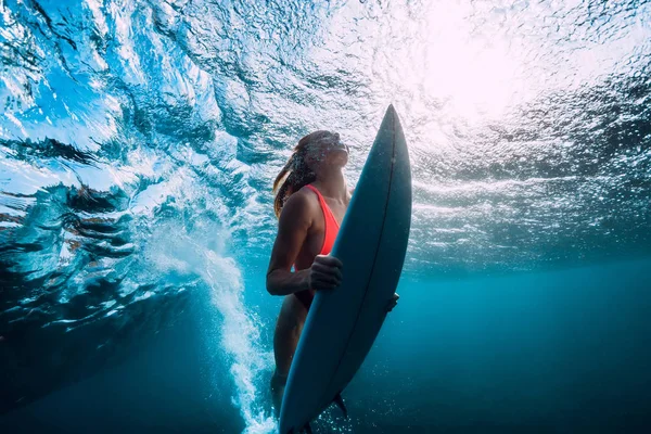 Surfer Vrouw Duiken Onder Ocean Wave — Stockfoto