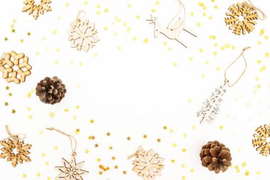 Noel desen ahşap ağaç süsleme ve beyaz arka plan üzerinde çam kozalakları ile kar taneleri ile. Kış çerçeve şenlikli kavramı