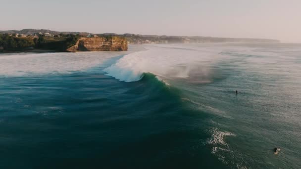 Luftaufnahme Mit Großen Meereswellen Surfen Und Wellen Bali Bei Sonnenuntergang — Stockvideo