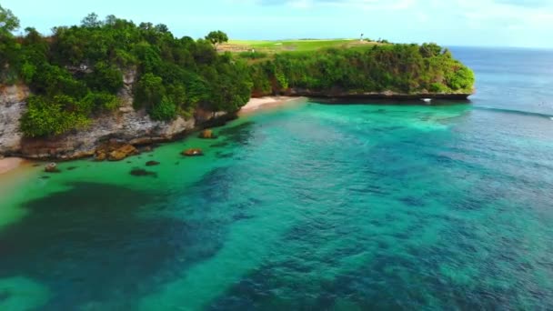 熱帯のビーチとターコイズ ブルーの海と岩 バリ島の楽園の場所の空撮 — ストック動画