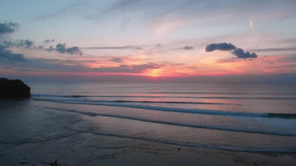 Heldere Kleurrijke Zonsondergang Zonsopgang Oceaan Met Golven Oceaan Luchtfoto — Stockvideo