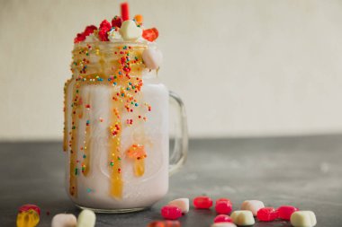 Tatlı krema sosu ve şeker damlama ile milkshake berry