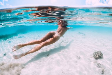 Sualtı fotoğraf tropikal okyanusta yüzmeye ince kadın