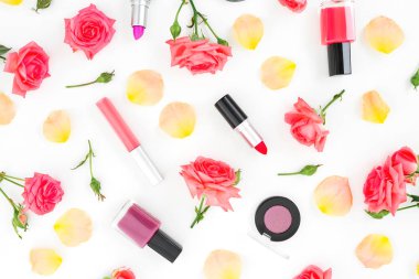 Gül çiçek, yaprakları ve beyaz arka plan üzerinde kozmetik makyaj çiçek deseni. Düz yatıyordu, en iyi görünümü.