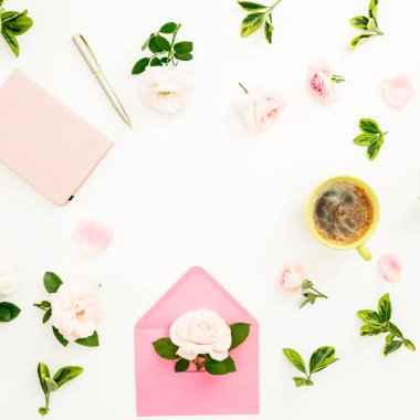 Gül, kağıt kartları, beyaz zemin üzerine günlüğü ve kahve kupa ile Sevgililer günü kompozisyon. Düz yatıyordu, en iyi görünümü.