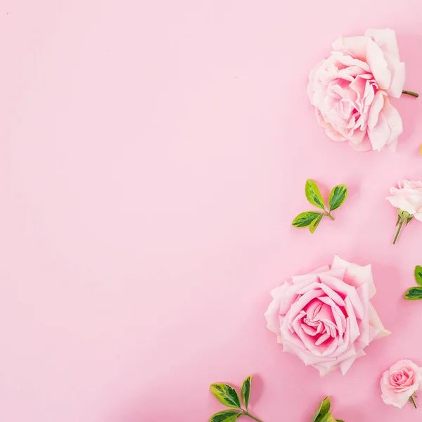 Цветочная Композиция Пастельными Розами Листьями Розовом Фоне Плоский Вид Сверху — стоковое фото