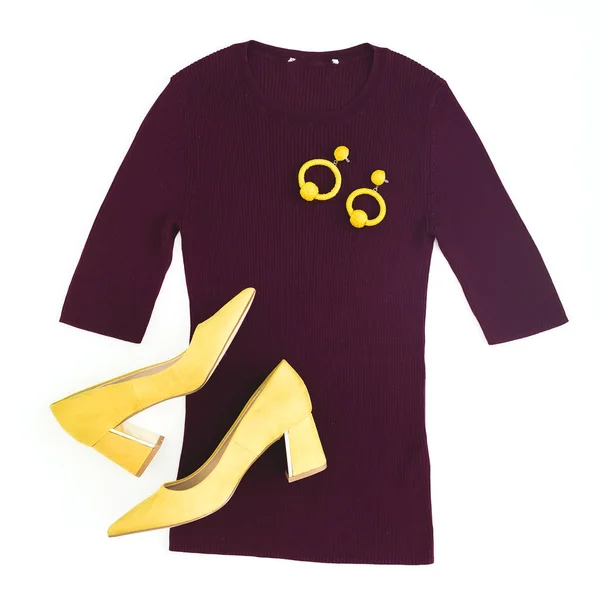 女性のファッション布とアクセサリー 黄色の靴 イヤリング セーター フラット横たわっていた トップ ビュー — ストック写真