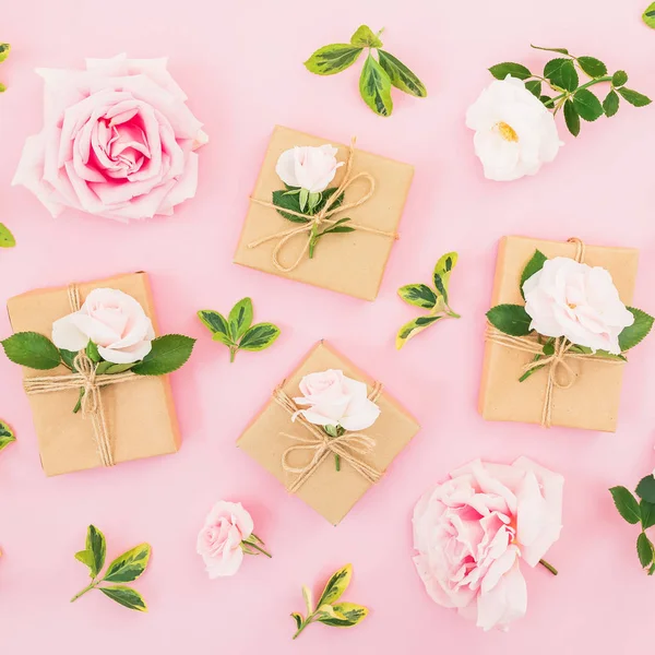 Florale Komposition Aus Rosen Blumen Und Geschenkschachteln Auf Pastellrosa Hintergrund — Stockfoto