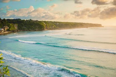 Tropik ada ve büyük dalgalar ve güzel gökyüzü ile okyanus