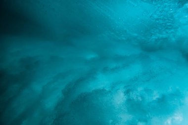 Su altında dalga okyanus. Mavi doku