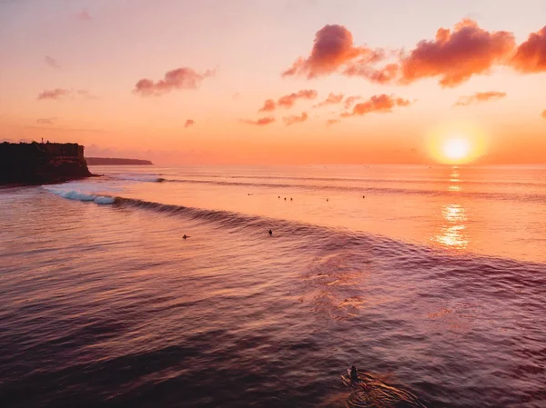 サーファー 暖かい夕日と海の眺め バリで撮影のドローン — ストック写真