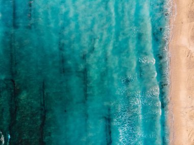 Turkuaz okyanus ve dalgalar, havadan görünümü ile güzel Beach üstten görünüm