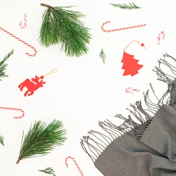 赤いクリスマスの飾り スカーフ 白い背景の上の松支店やキャンディー杖 クリスマス 冬フレーム概念 フラット横たわっていた トップ ビュー — ストック写真