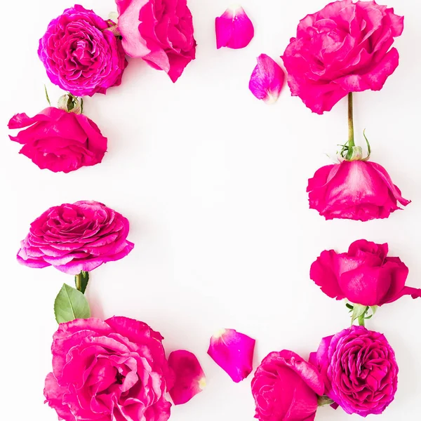 Pembe gül, yaprakları ve beyaz arka plan üzerinde peonies çerçeve çiçek. Düz yatıyordu, en iyi görünüm. Çiçekler doku.