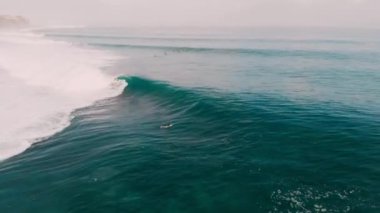 Okyanus büyük varil dalga ve sörfçü, havadan görünümü