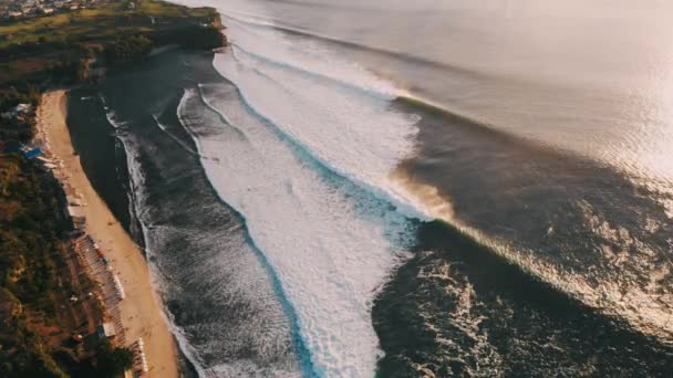 Flygfoto Med Stora Havsvågor Stranden Och Vågorna Bali Solnedgången — Stockvideo