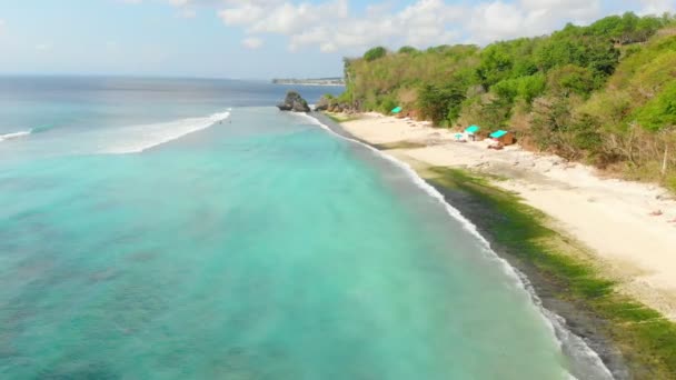 Tropisch Strand Turquoise Oceaan Met Golven Bali Luchtfoto Video — Stockvideo