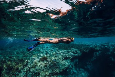 Tropikal okyanusta yüzmeye Freediver kadın