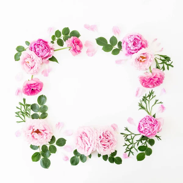 Blumenrahmen Aus Pastellrosa Rosen Pfingstrosen Und Grünen Blättern Auf Weißem — Stockfoto