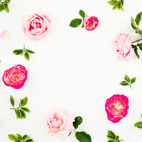 Цветочный Состав Пастельно Розовых Роз Зеленых Листьев Белом Фоне Квартира — стоковое фото