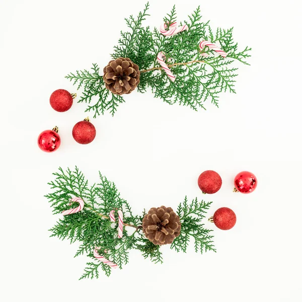 松の枝と白い背景のキャンディケインの赤のボール装飾のクリスマス フレーム フラット横たわっていた トップ ビュー — ストック写真
