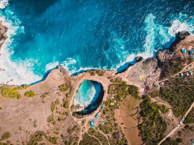 Kırık bay Nusa Penida Adası. Hava dron maliyet ve mavi okyanus manzaralı