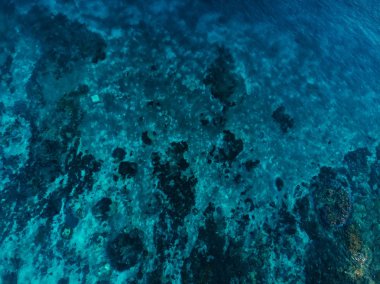 Mercan, hava uçak ile turkuaz okyanus vurdu. Üstten görünüm. Okyanus arka plan