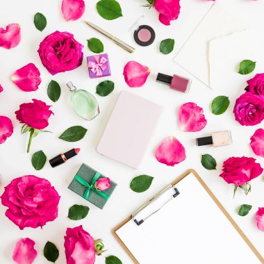 Moda kompozisyon kozmetik, pembe gül, pano, defter ve kalem beyaz arka plan üzerinde. Düz yatıyordu, en iyi görünüm. Kadınlar blogger kompozisyon
