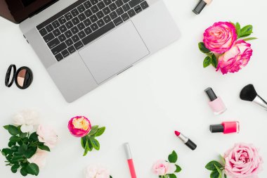 Laptop, gül çiçek, beyaz arka plan üzerinde izole kozmetik. Düz yatıyordu. Üstten görünüm. Kopya alanı ile kadınsı kompozisyon