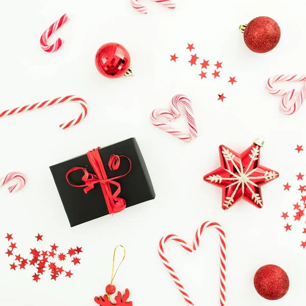 クリスマスお祝いの組成物 ギフト ボックス 内装は赤 キャンディー 白い背景の上の紙吹雪 フラット横たわっていた トップ ビュー — ストック写真