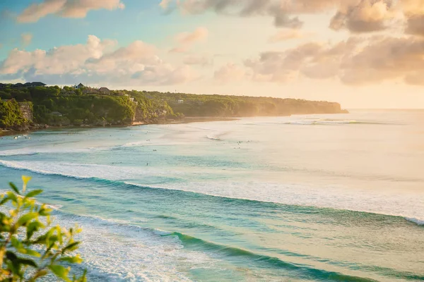 Oceanside Met Golven Voor Surfen Hemel Met Wolken — Stockfoto